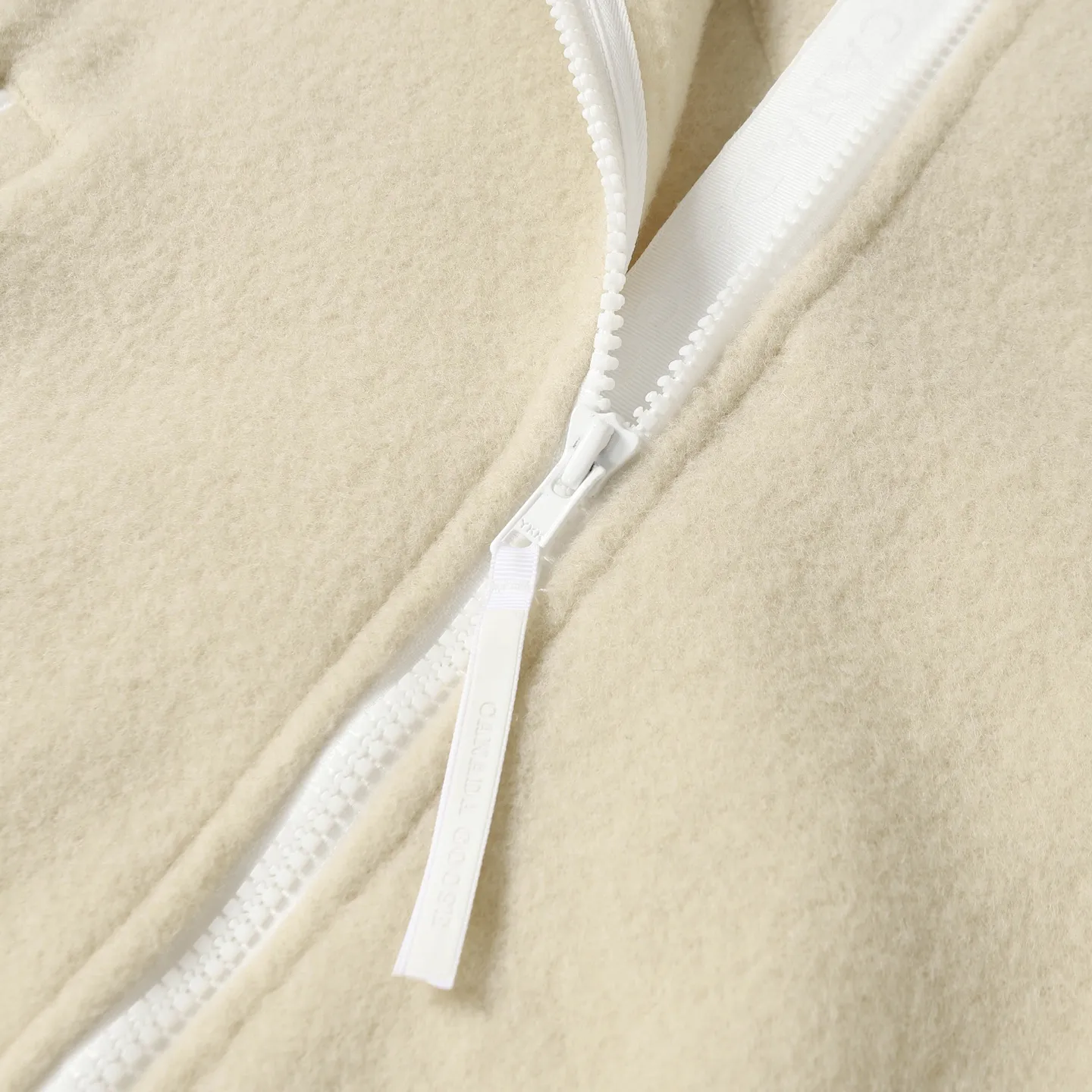 P620 Canada Goose/ Chilliwa series cashmere bomber jacket, exclusive customized wool fabric, containing 60% wool content! Super lightweight, soft and warm! The high-tech breathable space cotton liner makes the entire shape very stiff and soft, comfortable and lightweight at the same time. Breathable, soft, non-stuffy, lightweight, stylish, and non-deformable. The iconic double-stripe reflective strips are designed on the back of the collar and splicing. No detail is missed. The front placket allows you to easily cope with seasonal changes and calmly resist bad weather. High-density badges. All threaded accessories are customized. Loose fit and adjustable drawstring. Not bloated at all. Quite fashionable. It can be said to be a very unique design. This year's must-have style is for men and women. Size: S-L